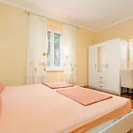 Valnea - Apartment For Five People In The Center Of Porec