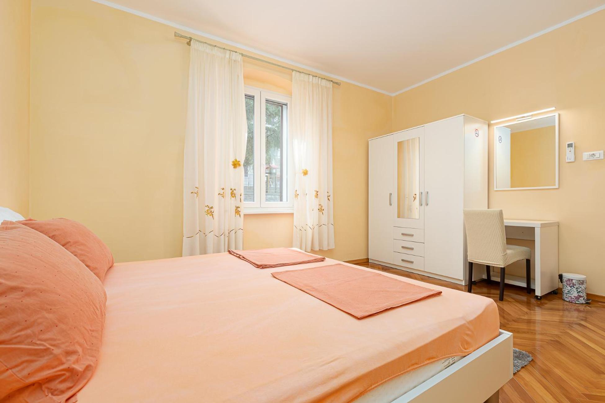 Apartment Valnea - For Five People In The Center Of