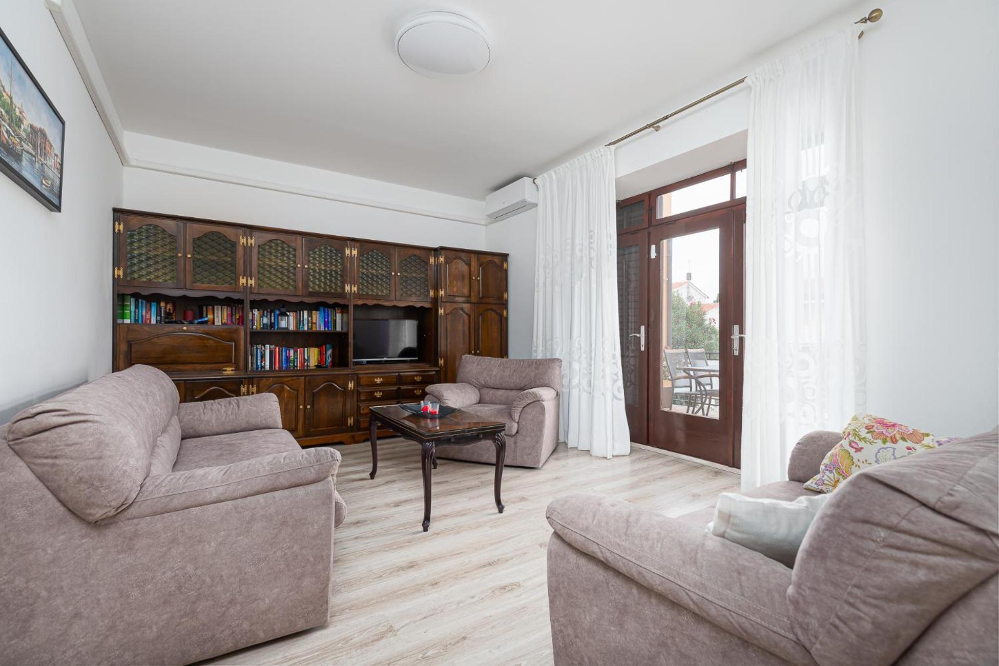 Valnea - For Five People In The Center Of