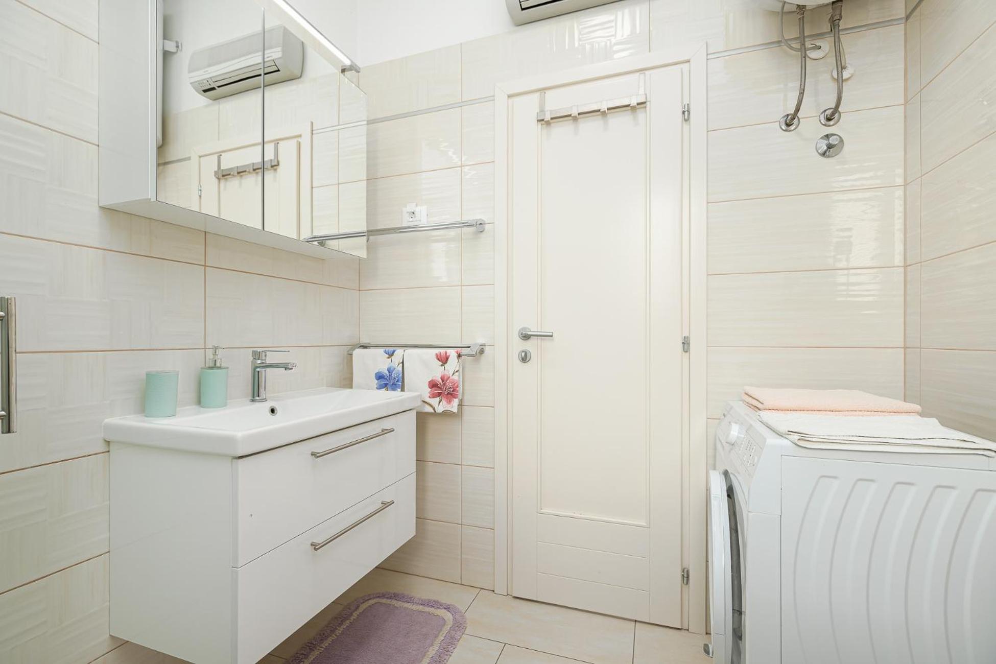 Apartment Valnea - For Five People In The Center Of *